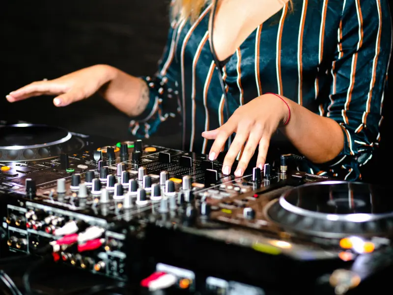 Girl djing a club set